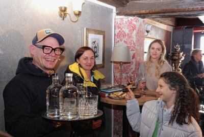 Ukrainische Gäste kochen für Helfer in Zwickau - Aktion für Ukraine-Flüchtlinge - Links Inhaber Andreas Saller. Foto: Mario Dudacy