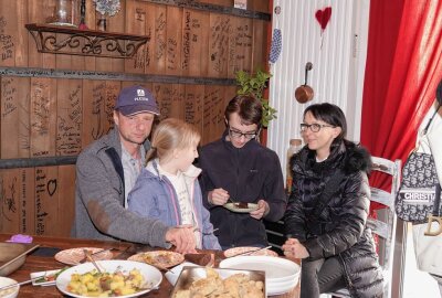 Ukrainische Gäste kochen für Helfer in Zwickau - Aktion für Ukraine-Flüchtlinge- Cornelius Pleser mit Familie. Foto: Mario Dudacy