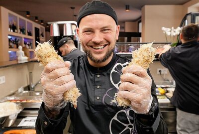 Ukrainischer Starkoch serviert in neuem Restaurant auf dem Sonnenberg - Starkoch Nikolai Lyulko bereitet das Essen zu. Foto: Harry Härtel