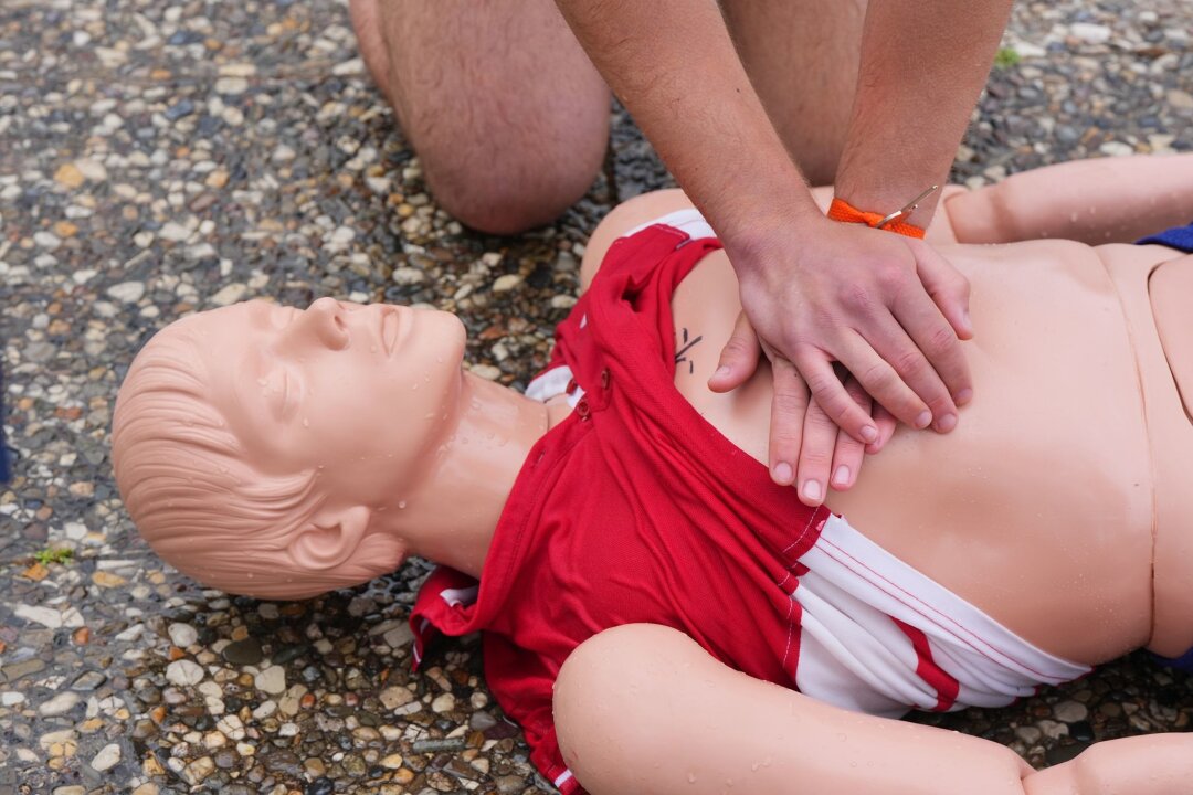 Umfrage: Erste-Hilfe-Wissen lässt mit der Zeit nach - Drücken, und zwar kräftig: Im Falle eines medizinischen Notfalls kann es lebensrettend sein, die Herzdruckmassage zu beherrschen.