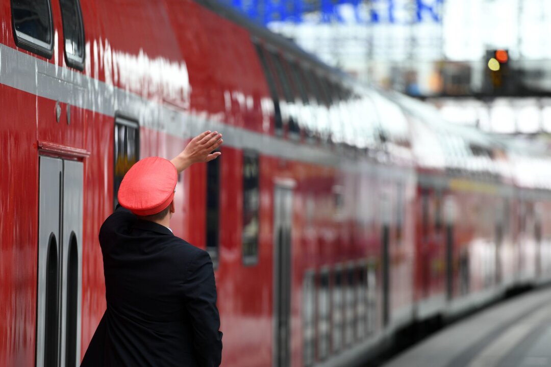 Umfrage: Gewalt gegen Bahn-Mitarbeiter ist verbreitet - Die Deutsche Bahn will den Einsatz von Bodycams ausweiten.