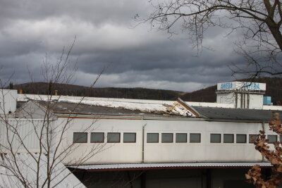 Vom AWEBA Gebäude wurde ein Teil des Daches abgerissen.