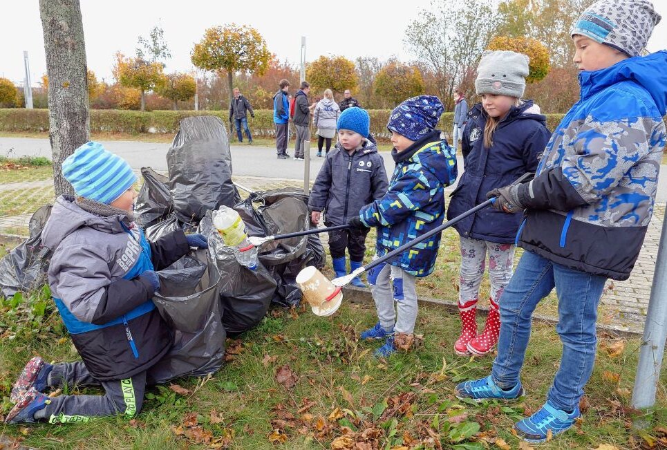 Umweltaktion des Zschopauer Jugendclubs kommt gut an - Über zehn Müllsäcke kamen bei der Umweltaktion in Zschopau zusammen. Foto: Andreas Bauer