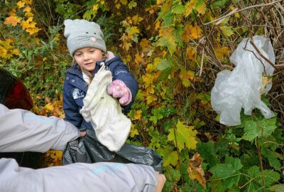 Umweltaktion des Zschopauer Jugendclubs kommt gut an - Auch Plastiktüten hatten sich den Büschen verfangen. Foto: Andreas Bauer