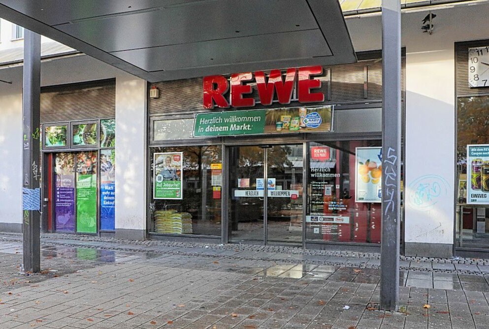 Umzug: Rewe-Markt verlässt Standort am Chemnitzer Wall - Der Rewe-Markt am Wall in Chemnitz zieht aus, sein neuer Standort ist bereits bekannt. Foto: Jan Härtel