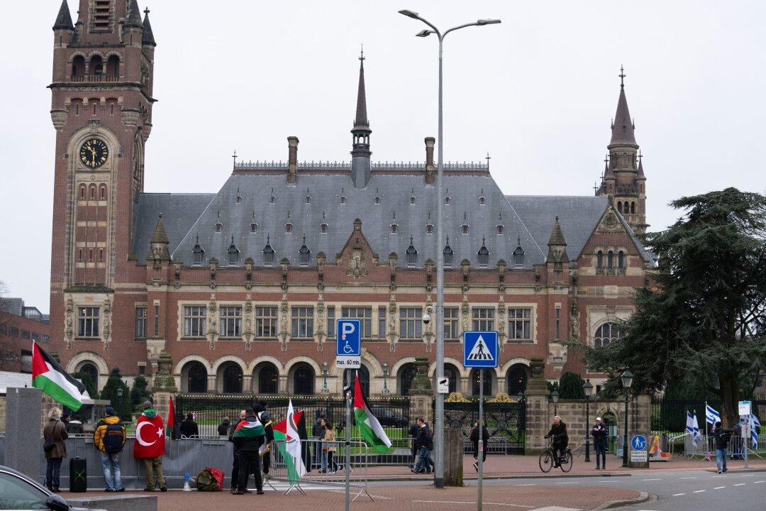 UN-Gericht weist Forderungen gegen Deutschland ab - Pro-palästinensische (l) und pro-israelische Demonstranten (r) protestieren vor dem Obersten Gerichtshof der Vereinten Nationen in Den Haag (Archivbild).