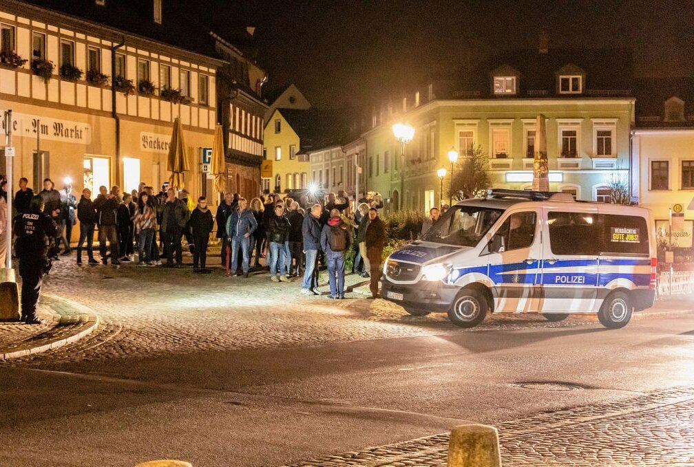 Unangemeldete Corona-Demo in Zwönitz - Am Montagabend haben die Menschen in Zwönitz erneut über die Corona Politik demonstriert. Foto: André März