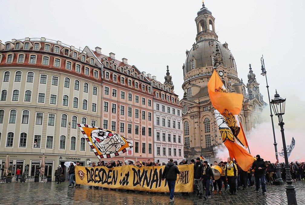 Unangemeldeter Fanmarsch in Dresden sorgt für Polizeieinsatz - Der Fanmarsch von Dynamo Dresden von der Innenstadt in Richtung Stadion. Foto: xcitepress
