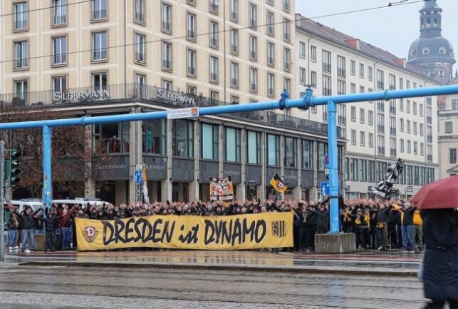 Unangemeldeter Fanmarsch in Dresden sorgt für Polizeieinsatz - Der Fanmarsch von Dynamo Dresden von der Innenstadt in Richtung Stadion. Foto: xcitepress
