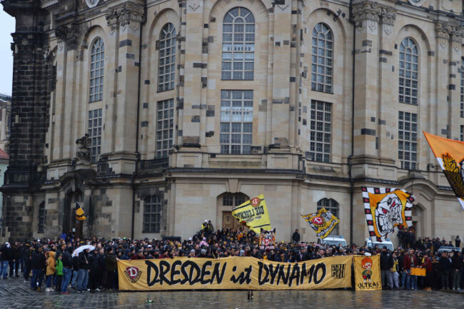 Der Fanmarsch von Dynamo Dresden von der Innenstadt in Richtung Stadion. Foto: xcitepress