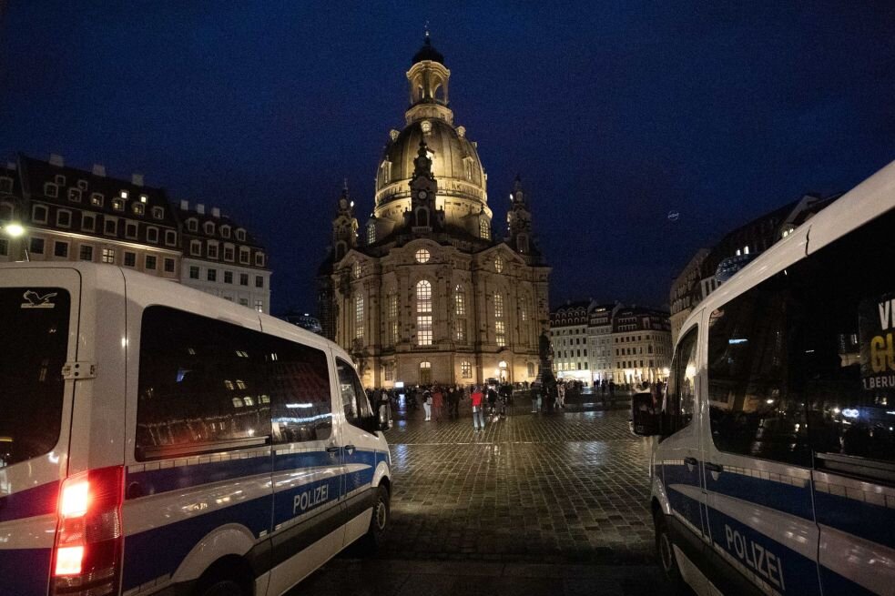 Dresden: Zwei Streifenwagen der Polizei stehen auf dem Dresdner-Neumarkt.