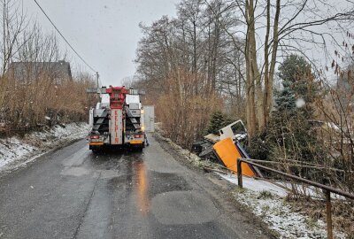 Unaufmerksames Fahren: Winterdienstfahrzeug rutscht in Graben - Heute Morgen rutschte Winterdienstmobil in einen Graben in Neumark. Foto: Mike Müller