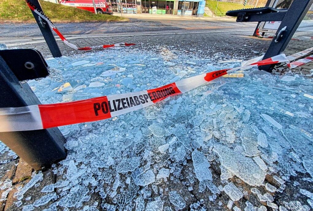 UnbekannteTäter beschädigten auf der Marie-Tilch-Straße an zwei Fahrgastunterständen insgesamt drei Scheiben. Foto: Harry Härtel