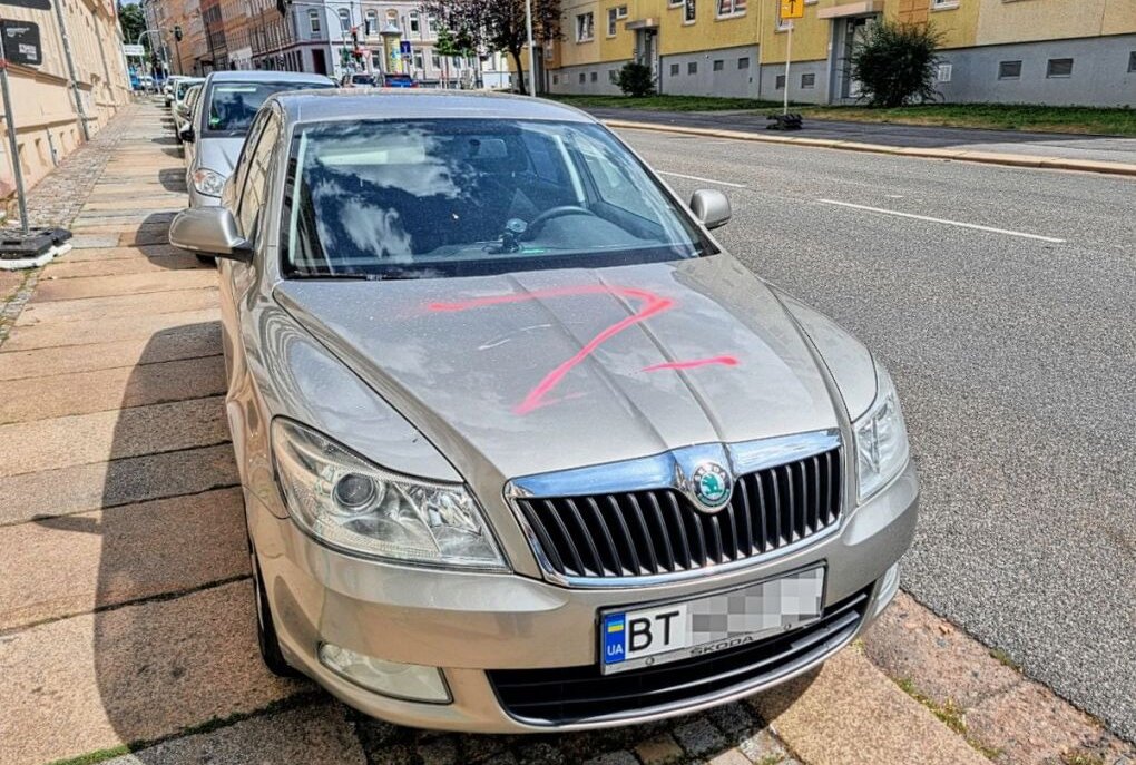 Unbekannte beschmieren ukrainische Fahrzeuge auf dem Sonnenberg - Autos mit "Z" Symbol beschmiert. Foto: Harry Härtel / haertelpress
