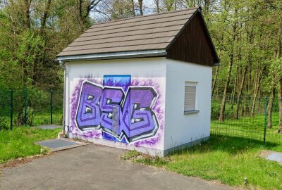 Unbekannte besprayen Regenüberlaufbecken in Zschorlau - Das Graffiti hat einen Fußballbezug. Foto: Niko Mutschmann