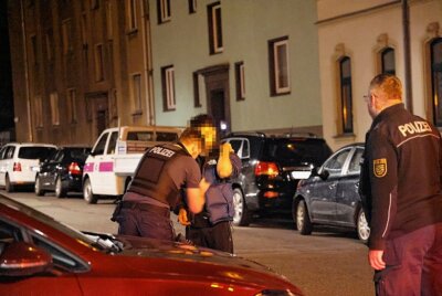 Unbekannte rauben 29-Jährigen aus: Polizei sucht Zeugen - Polizei sichert Spuren am Opfer. Foto: Harry Härtel