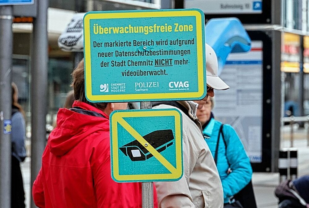 Unbekannte Schilder sorgen in Chemnitz für Verwunderung - Eine aufwändige Protestaktion oder ein Spaß? Foto: Harry Härtel