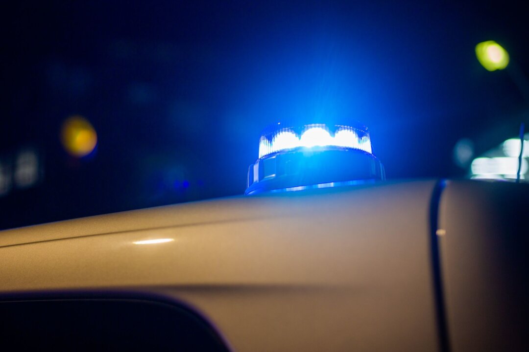 Unbekannte stehlen mehrere hundert Liter Dieselkraftstoff - Ein Blaulicht leuchtet auf dem Dach eines Polizeifahrzeugs.
