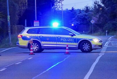 Unbekannte Ursache: 18-jähriger BMW-Fahrer kommt von Fahrbahn ab - Fahrer kam aus unbekannter Ursache von der Fahrbahn ab und prallte an eine Laterne. Foto: Sören Müller