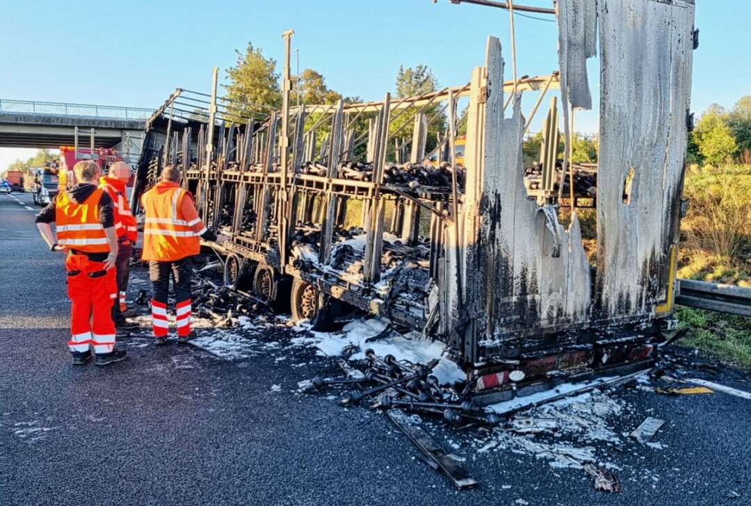 Unbekannte Ursache: LKW brennt auf A72 vollständig aus - Ein LKW brannte auf der A72 heute Morgen völlig aus. Foto: Harry Härtel