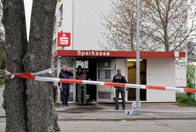 Unbekannte versuchen Sparkassenautomat in Chemnitz zu sprengen - Die Polizei sichert den Tatort ab. Foto: Harry Härtel 