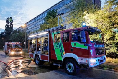 Unbekannte zündelten in Chemnitzer Industriebrache - Am Samstag wurde die Feuerwehr gegen 20.30 Uhr in Chemnitz zur Schulstraße 63 gerufen. In 1 Stock einer Industriebrache brannte es. Foto: Harry Haertel