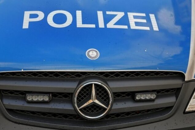 Unbekannter beschädigt Postauto in Auerbach und fährt davon - Symbolbild