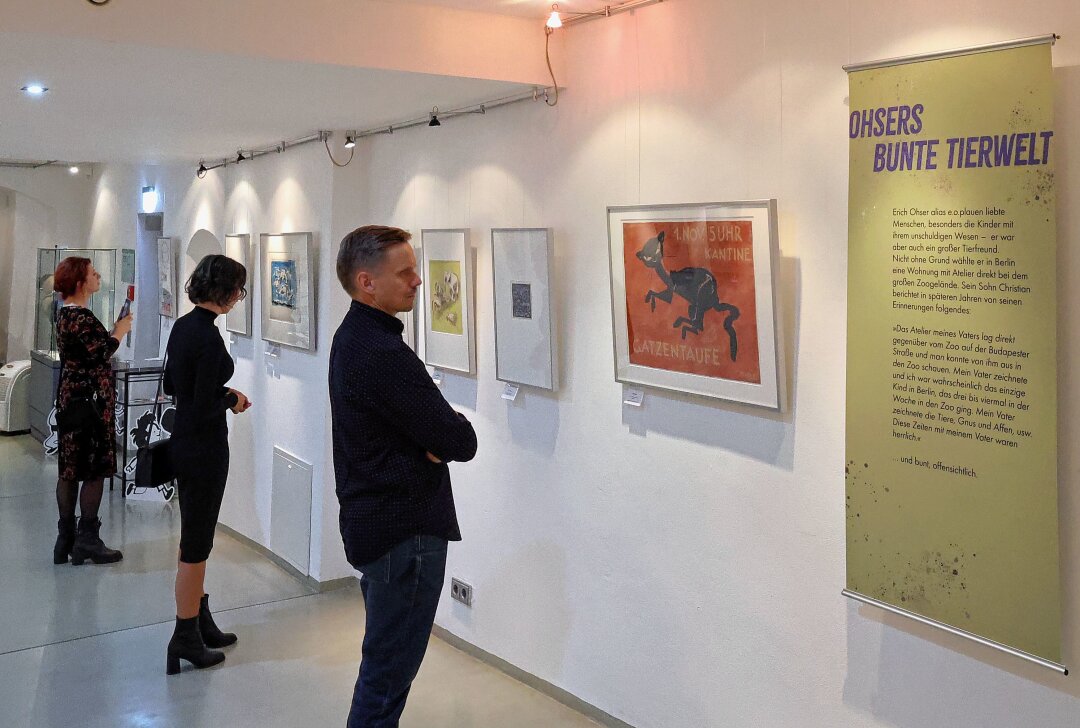 Unbekannter Blick auf Plauens berühmten Zeichner - Ausstellungs-Besucher entdecken Ohsers bunte Tierwelt. Foto: Thomas Voigt