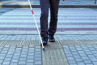 Unbekannter fährt Sehbehinderten an - und macht sich aus dem Staub! - Symbolbild. Foto: Adobe Stock/Ievgen Chabanov