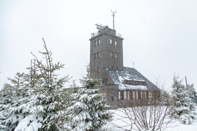 Mit neun Zentimetern Neuschnee sieht es auf dem Fichtelberg wieder aus, wie im tiefsten Winter. 