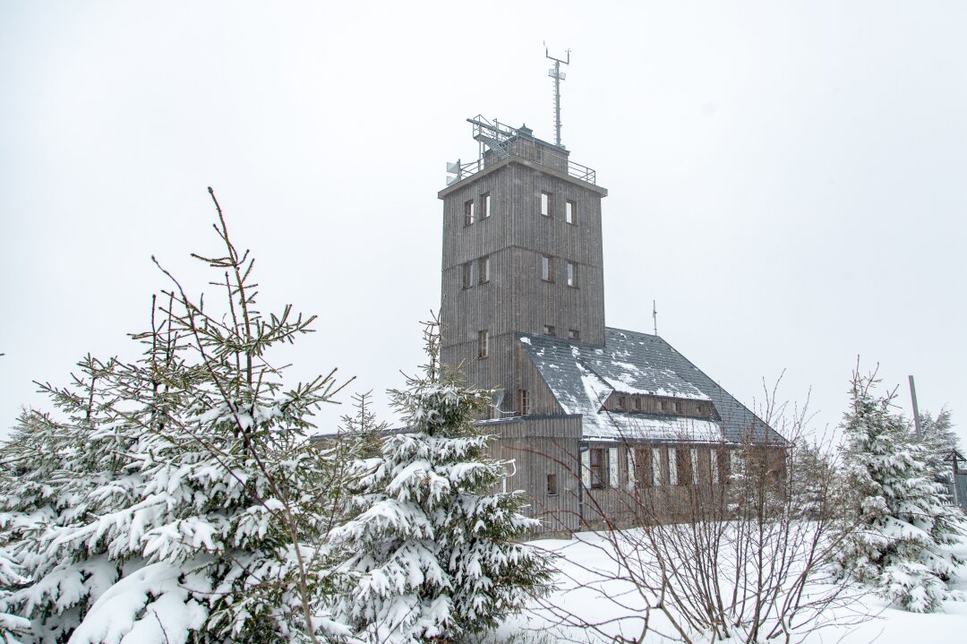 Und das im Mai: Winterdienst auf Fichtelberg im Dauereinsatz - Mit neun Zentimetern Neuschnee sieht es auf dem Fichtelberg wieder aus, wie im tiefsten Winter. 