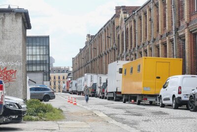 Und Klappe auf: Filmdreh in Zwickau seit Montag - In der Seilerstraße stehen viele Trucks und Wohnmobile. Foto: privat/propicture