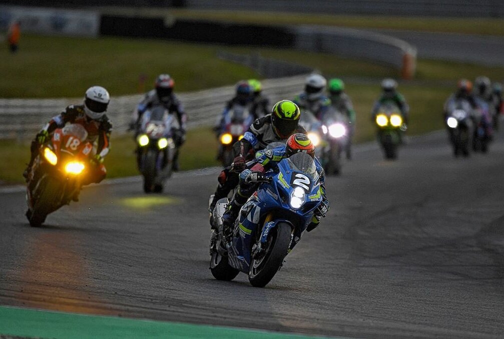 Und noch ein Motorrad-WM-Lauf in Most - Das wird ein Spaß - Motorradrennen bis in die Nacht. Foto: Thorsten Horn