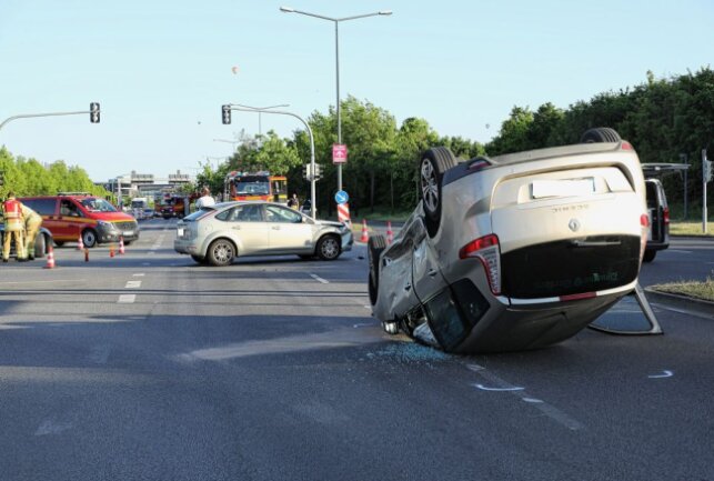 Am Sonntagabend kam es gegen 18.45 Uhr am Elbepark zu einem Verkehrsunfall. Foto: Roland Halkasch