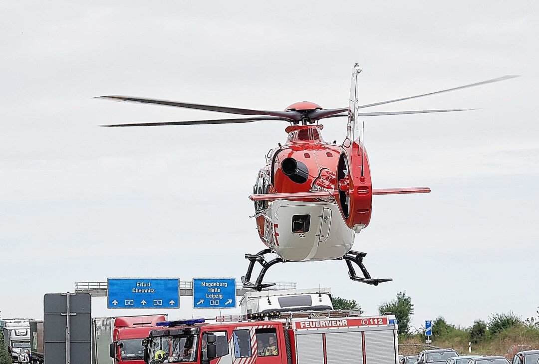 Unfall am Stauende auf A4: Fahrer schwer verletzt mit Hubschrauber ins Krankenhaus geflogen - Auf der A4 ist ein Sattelzug am Stauende auf einen anderen Sattelzug aufgefahren. Foto: Roland Halkasch