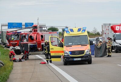 Unfall am Stauende auf A4: Fahrer schwer verletzt mit Hubschrauber ins Krankenhaus geflogen - Auf der A4 ist ein Sattelzug am Stauende auf einen anderen Sattelzug aufgefahren. Foto: Roland Halkasch