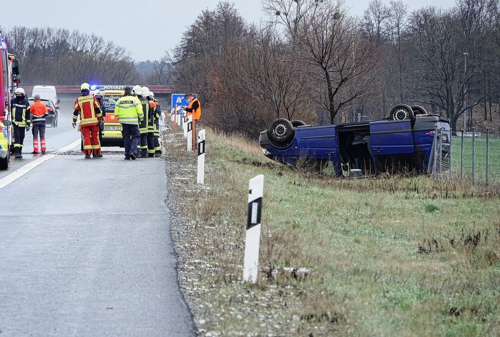 Unfall auf A13 zwischen Thiendorf und Radeburg: Van überschlagen - Der kleine Mercedes Benz-Wagen überschlug sich und landete im Straßengraben. Die Polizei ist dabei, die Unfallursache zu ermitteln. Foto: Roland Halkasch