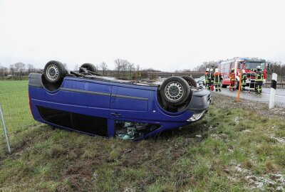 Unfall auf A13 zwischen Thiendorf und Radeburg: Van überschlagen - Der kleine Mercedes Benz-Wagen überschlug sich und landete im Straßengraben. Die Polizei ist dabei, die Unfallursache zu ermitteln. Foto: Roland Halkasch