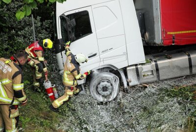 Unfall auf A4 bei Siebenlehn: LKW kommt von Fahrbahn ab - Die Feuerwehr musste die Bremsen runterkühlen. Foto: Roland Halkasch