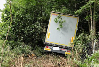 Unfall auf A4 bei Siebenlehn: LKW kommt von Fahrbahn ab - Aus noch ungeklärter Ursache kam ein LKW von der Fahrbahn ab und fuhr in den Zellwald und blieb dann an einem Wildzaun stehen. Foto: Roland Halkasch