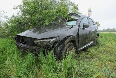 Unfall auf A4: PKW gerät ins Schleudern - Totalschaden - Der Mazda schleuderte in den Straßengraben, überschlug sich und blieb auf den Rädern stehen. Foto: Roland Halkasch 