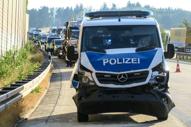 Am Dienstagabend kam es auf der A72 zu einem Unfall zwischen zwei Einsatzfahrzeugen der Bereitschaftspolizei. 