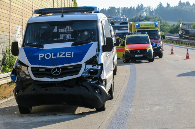 Am Dienstagabend kam es auf der A72 zu einem Unfall zwischen zwei Einsatzfahrzeugen der Bereitschaftspolizei. 