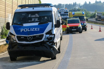 Unfall auf A72 bei Hartenstein: Fünf verletzte Polizisten - Am Dienstagabend kam es auf der A72 zu einem Unfall zwischen zwei Einsatzfahrzeugen der Bereitschaftspolizei. 