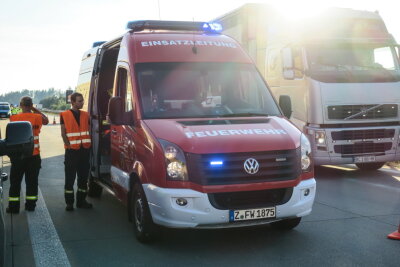 Unfall auf A72 bei Hartenstein: Fünf verletzte Polizisten - Am Dienstagabend kam es auf der A72 zu einem Unfall zwischen zwei Einsatzfahrzeugen der Bereitschaftspolizei. 