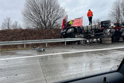 Unfall auf A72: LKW zwischen Chemnitz-Süd und Stollberg-Nord umgekippt - Am Freitagmorgen ist auf der A72 Richtung Zwickau ein LKW umgekippt. Foto: privat