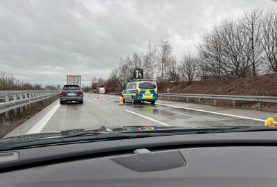 Unfall auf A72: LKW zwischen Chemnitz-Süd und Stollberg-Nord umgekippt - Am Freitagmorgen ist auf der A72 Richtung Zwickau ein LKW umgekippt. Foto: privat