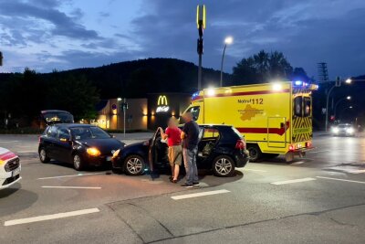Unfall auf Auer McDonald's - Kreuzung - Gestern Abend kam es in Aue zu einem Unfall auf der McDonalds - Kreuzung. 