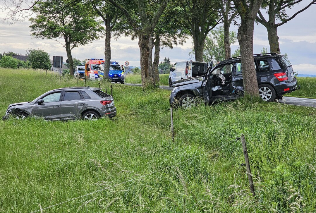 Unfall auf Autobahnzubringer: Alkoholisierter Fahrer verursacht Crash mit mehreren Verletzten - Opel-Transporter kollidiert mit Mercedes und Audi: Drei Fahrer ins Krankenhaus. Foto: Mike Müller