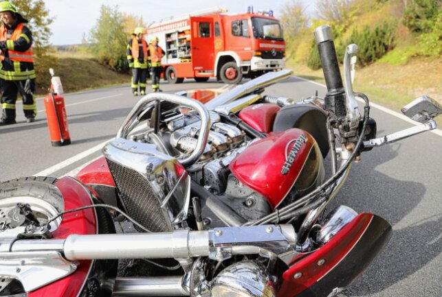 Unfall auf B169 in Schneeberg: Motorrad kollidiert mit PKW - Am Samstag kam es auf der B169 zu einem Verkehrsunfall zwischen einem Motorrad und einem PKW. Foto: Niko Mutschmann